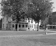 880724 Gezicht op de voorgevels van de panden Tolsteegbarrière 2 (links, café-restaurant De Poort) en Tolsteegbarrière ...